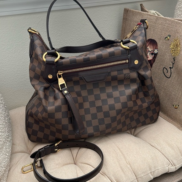 Louis Vuitton - Picture 1 of 16